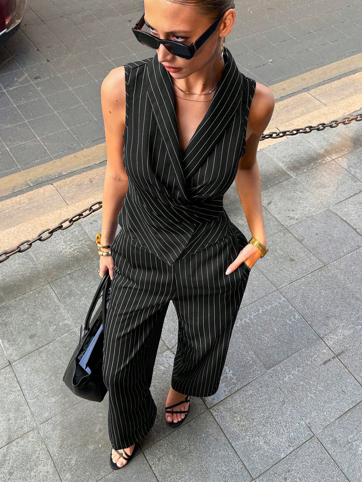 Conjunto Lorena Listrado 2 Peças com Top Sem Mangas Decote V, Laço na Cintura e Calça