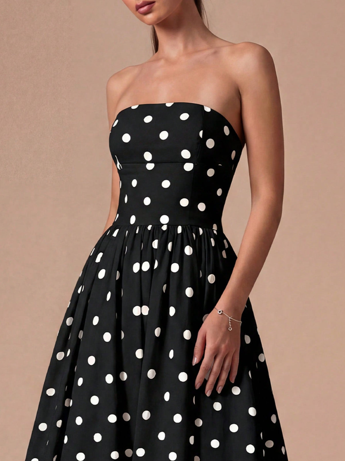 Vestido Midi Sofia de Poá Tomara que Caia com Barra Balonê, para Casamento e Festa