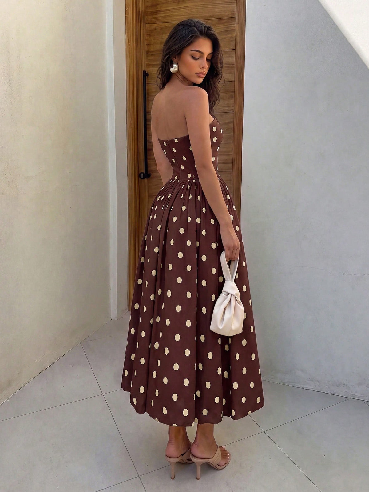 Vestido Midi Sofia de Poá Tomara que Caia com Barra Balonê, para Casamento e Festa