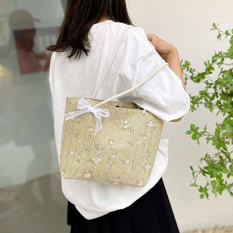 Bolsa de Praia em Palha Nobre Bordada com Flores