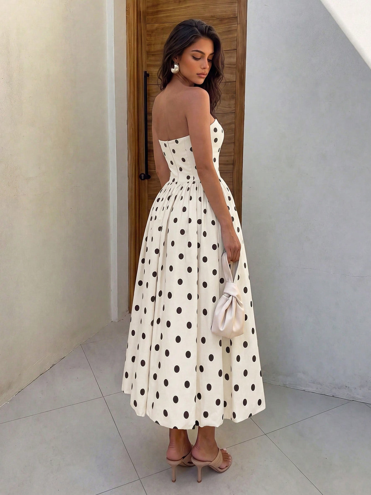 Vestido Midi Sofia de Poá Tomara que Caia com Barra Balonê, para Casamento e Festa