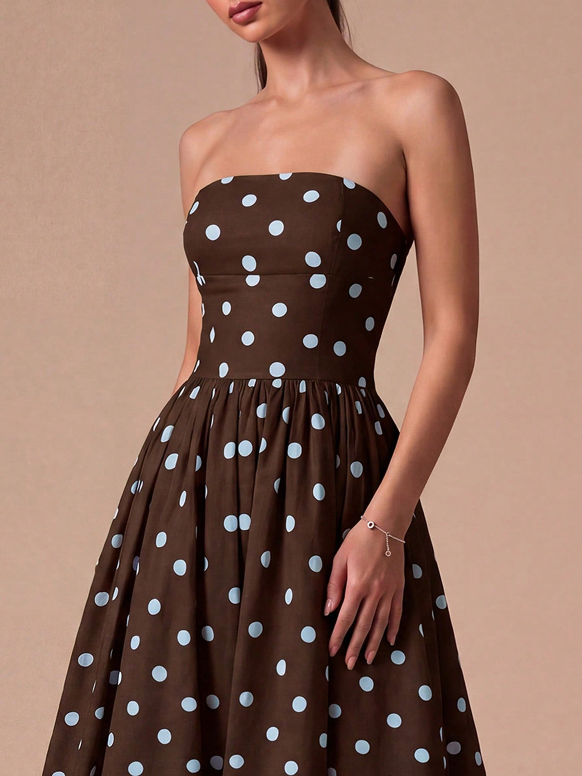 Vestido Midi Sofia de Poá Tomara que Caia com Barra Balonê, para Casamento e Festa