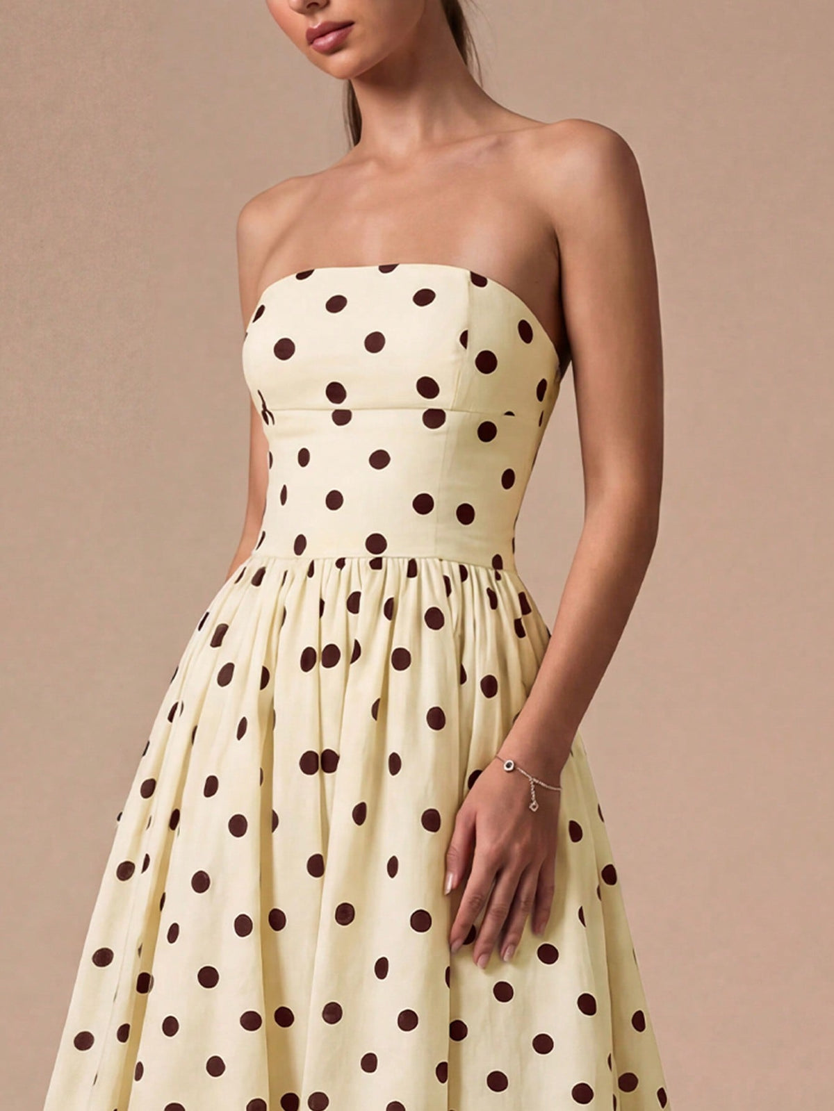 Vestido Midi Sofia de Poá Tomara que Caia com Barra Balonê, para Casamento e Festa