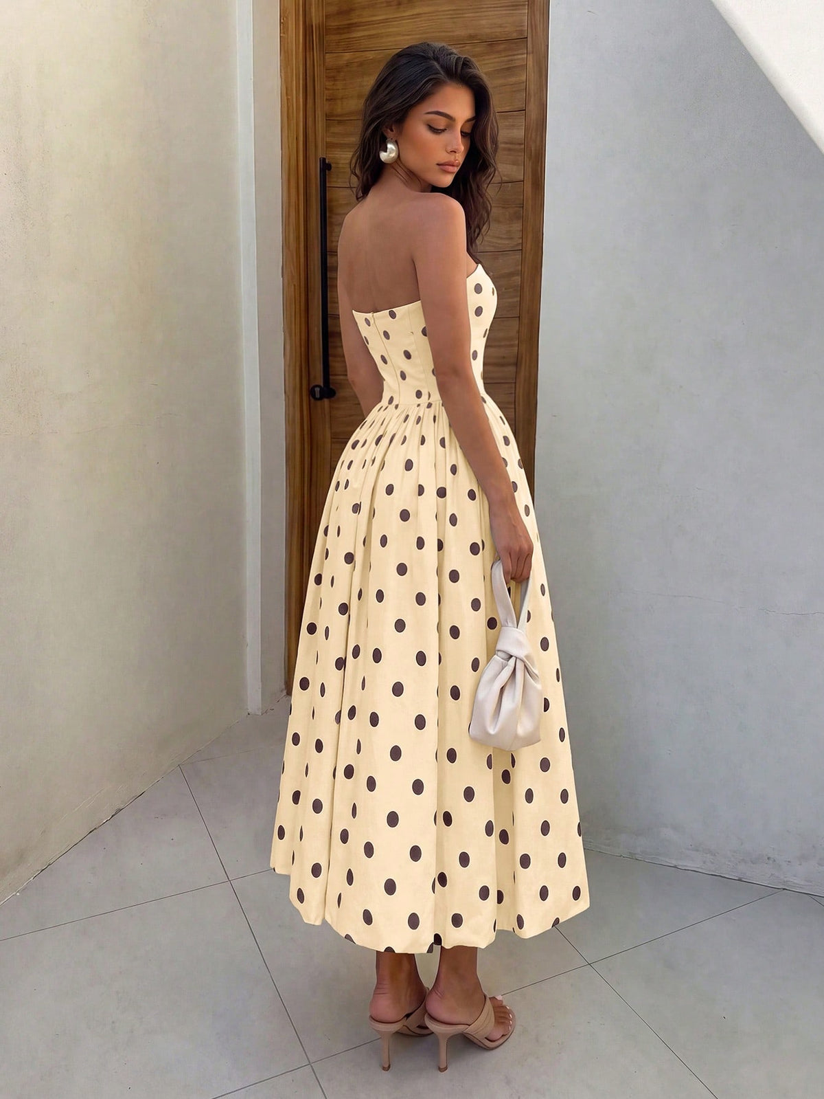 Vestido Midi Sofia de Poá Tomara que Caia com Barra Balonê, para Casamento e Festa