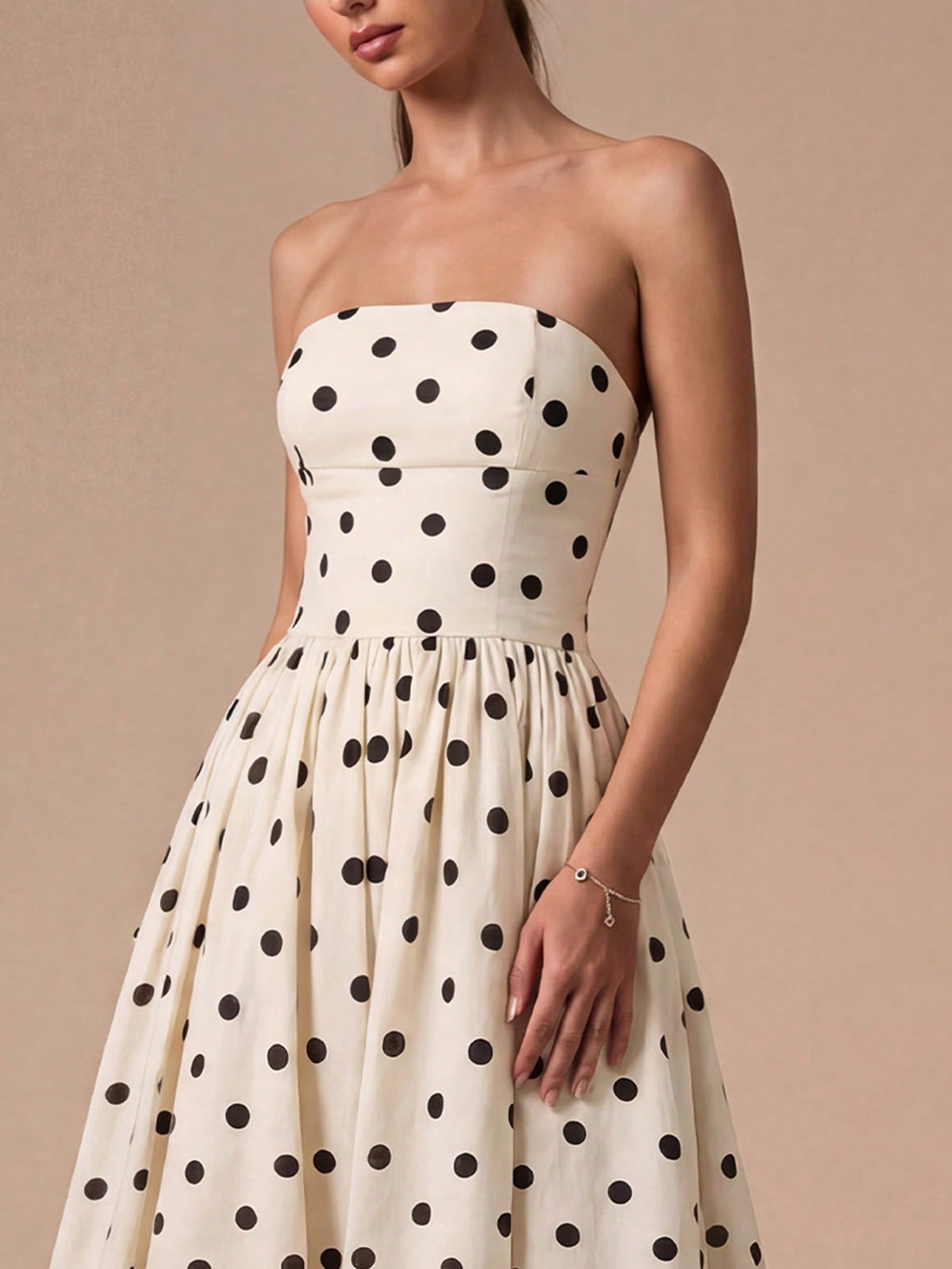 Vestido Midi Sofia de Poá Tomara que Caia com Barra Balonê, para Casamento e Festa