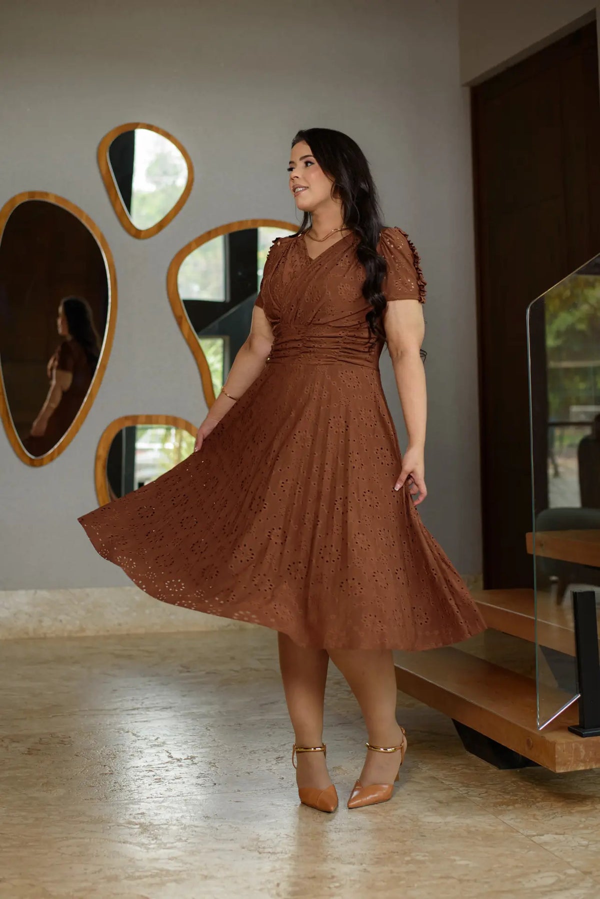 Vestido Midi Em Malha Lese Com Manga Curta Feminino Plissado - Marrom