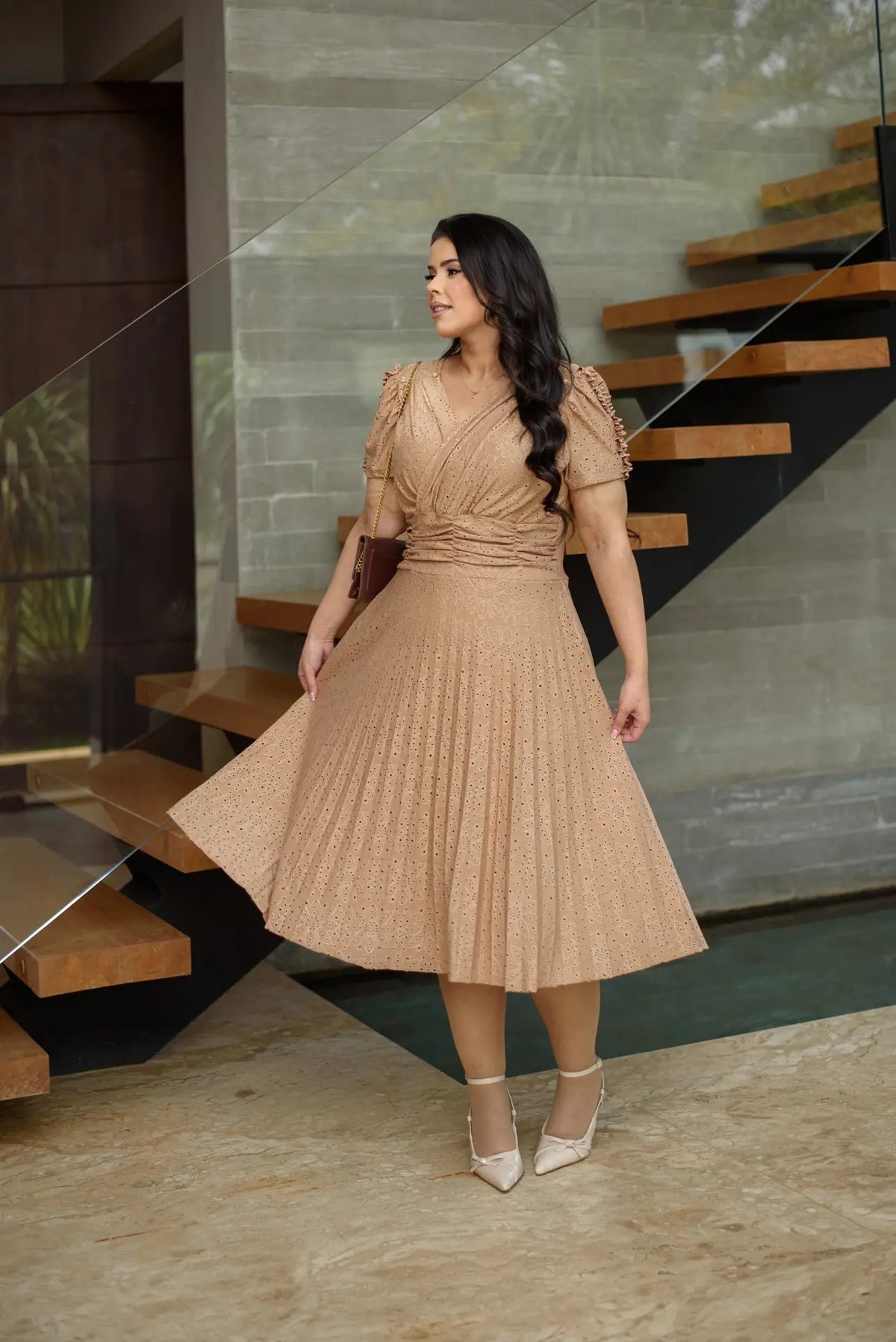 Vestido Midi Em Malha Lese Com Manga Curta Feminino Plissado - Nude